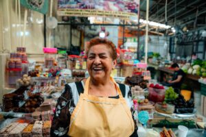 אנשים מטיילים בדוכני אוכל צבעוניים בשוק הומה אדם